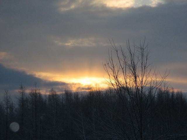 雲の間から太陽