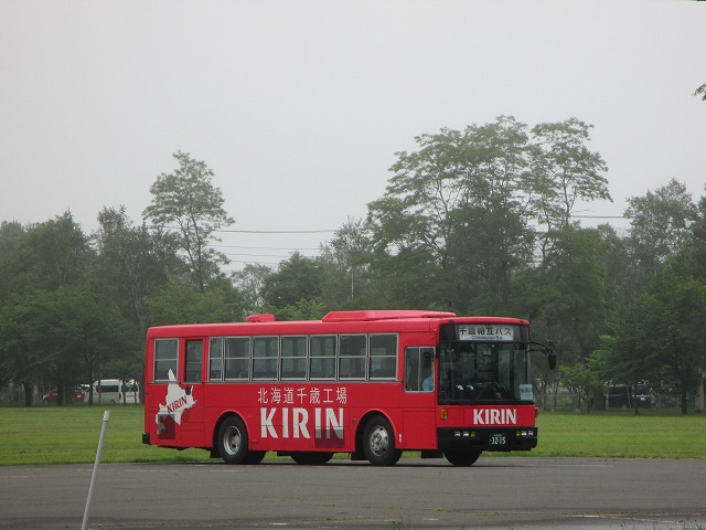 キリンビールの赤いシャトルバス