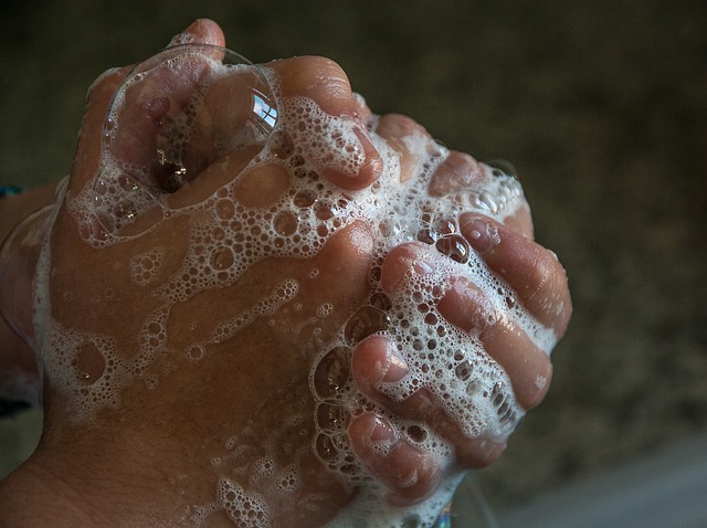 石鹸で洗っている手