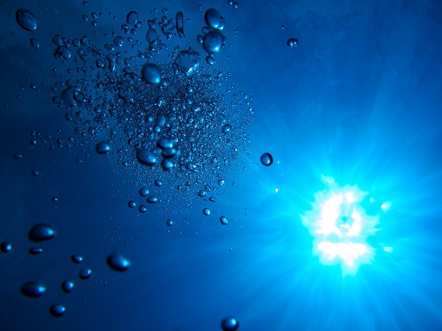 青い海の水泡
