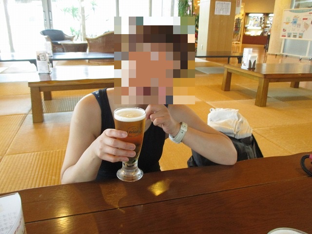 生ビールを飲む女性