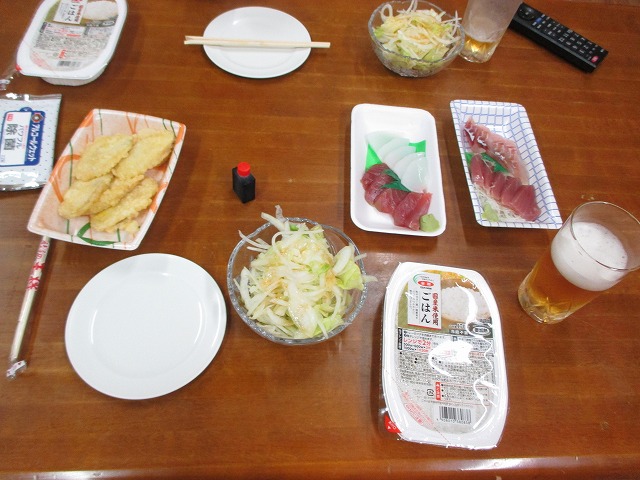 夕食の刺し身・サツマイモの天ぷら・サラダ・パック飯